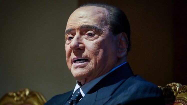 Italia: Silvio Berlusconi nu mai este la terapie intensivă, dar rămâne internat