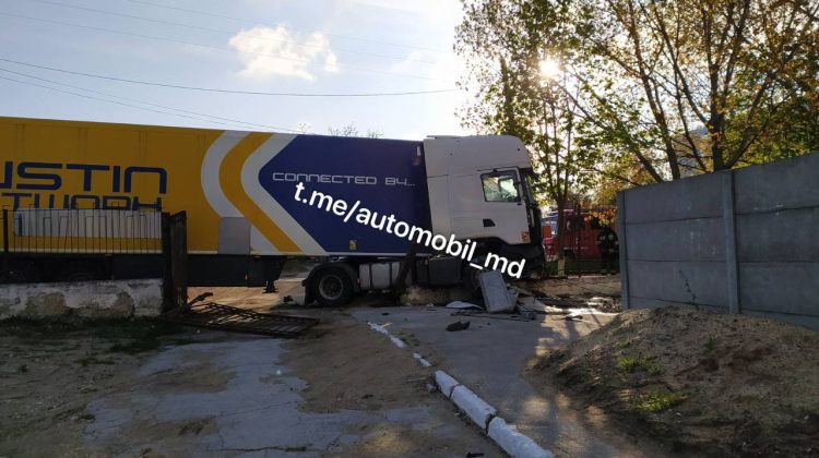 FOTO Un TIR a fost proiectat într-un gard, în Capitală. Ce spune poliția despre impact