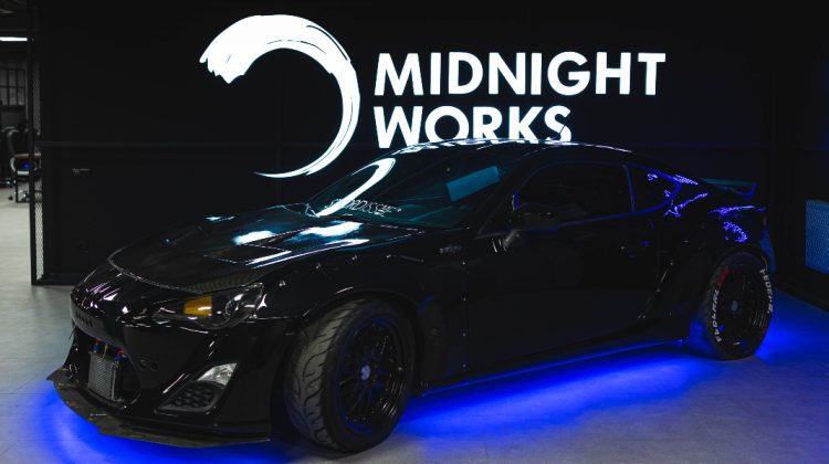 FOTO Au băgat o mașină sportivă de drift în oficiu. Compania se numește Midnight.Works