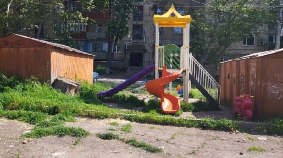 STOP CADRU Într-un cartier din Soroca, copiii se dau pe tobogan și ajung cu capul în garaje