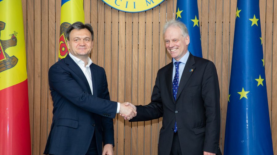 FOTO Șeful pe negocierile de extindere a UE a dat mâna cu Recean. Ce au discutat la Guvern?