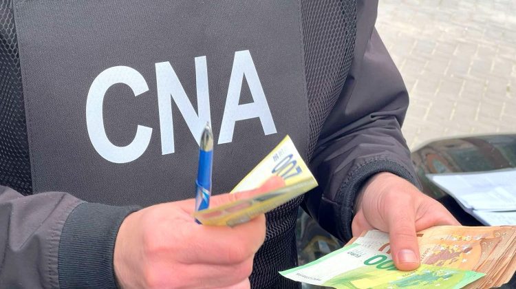 FOTO Bărbat din Comrat – încătușat de CNA. Câți bani a cerut pentru „eliberarea” unui permis de conducere