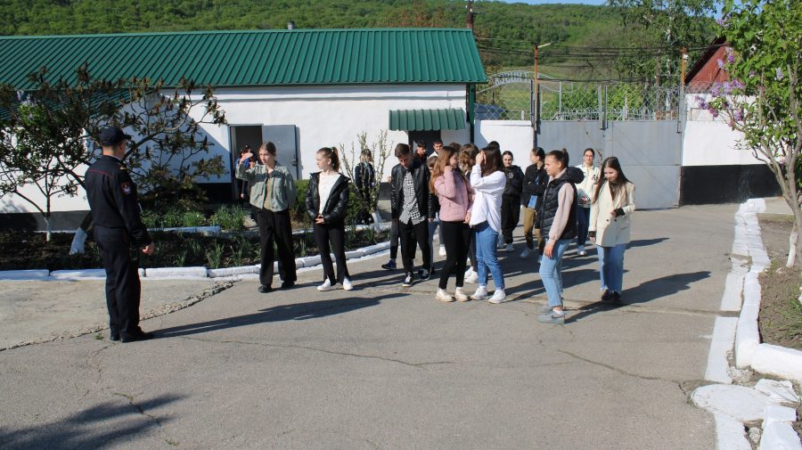FOTO Excursie la pușcarie. ANP: ”Elevii și studenții s-au familiarizat cu modul de viață din penitenciar”