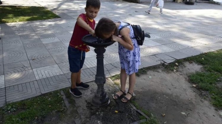 Primăria Chișinău a dezinfectat cișmelele și a anunțat redeschiderea lor