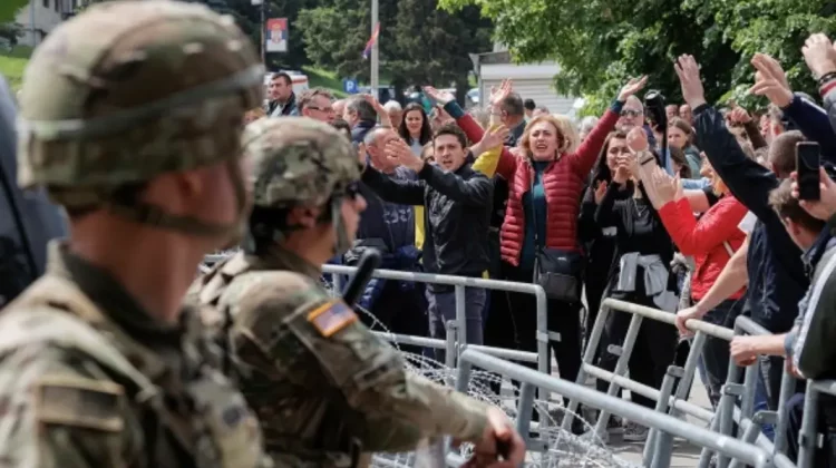 VIDEO Serbia: Noi ciocniri violente între protestatari și KFOR în Kosovo. Sunt cel puțin trei răniți!