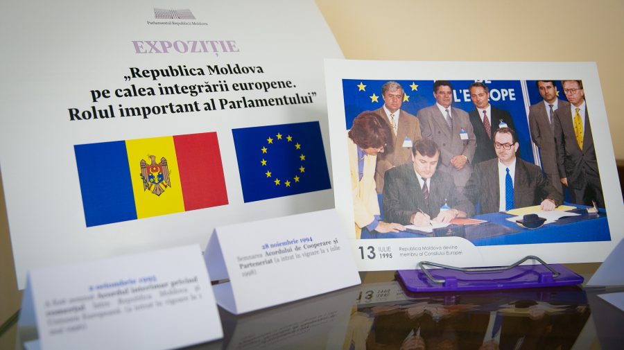 Parlamentul te invită la o expoziție. Sunt expuse o serie de fotografii și documente