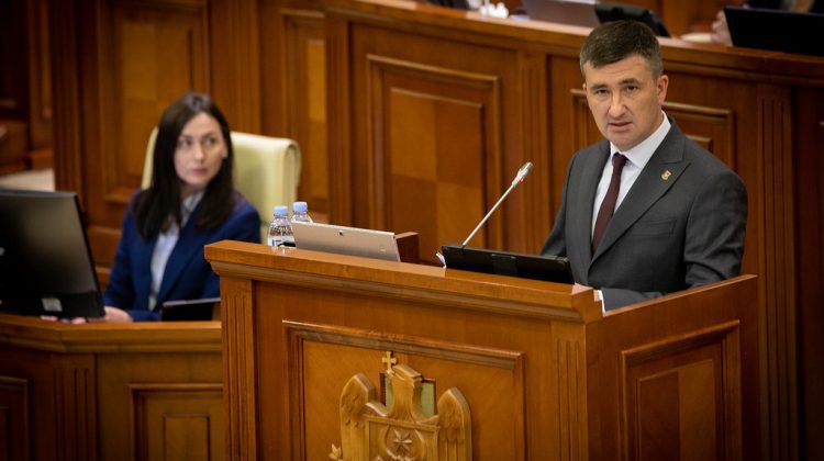 VIDEO Dezvăluiri în Parlament: Cum erau aduși în Moldova banii pentru finanțarea ilegală a Partidului Șor?
