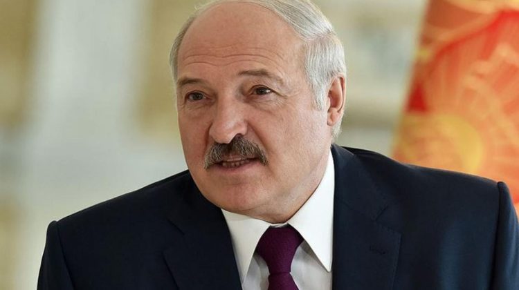 VIDEO Lukaşenko a reapărut în public: fără voce şi cu un bandaj pe mână