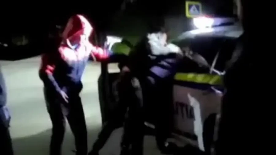 VIDEO Un polițist care patrula în raionul Cahul – insultat, apoi atacat de un bărbat beat