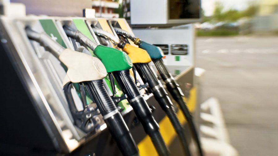 Carburanții – tot mai ieftini. Motorina va costa joi cu 10 bani mai puțin