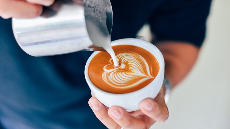 Lapte vegetal pentru cafea – ce tip să alegi și dacă influențează gustul acesteia?