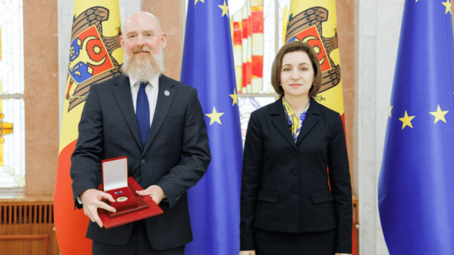 VIDEO Președinta Maia Sandu l-a decorat cu „Ordinul de Onoare” pe directorul Misiunii USAID, Scott Hocklander