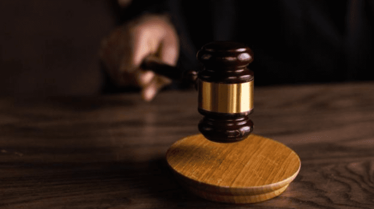 Mită pentru o pedeapsă mai blândă: Doi bărbați, unul fiind avocat, condamnați pentru trafic de influență