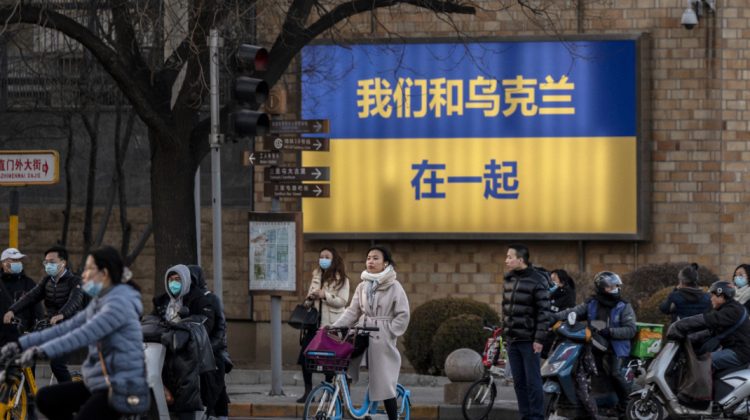 Ce jocuri face China? Beijingul cere ambasadelor străine să scoată semnele de sprijin pentru Ucraina