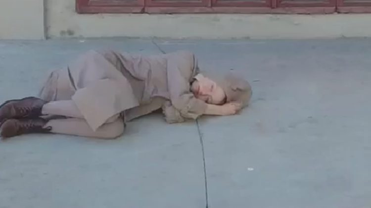 VIDEO cu o tânără care stă culcată pe trotuar, în centrul Capitalei. Motivul gestului