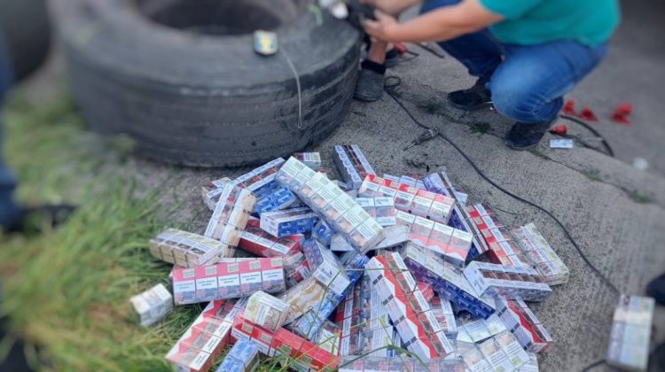 FOTO 4 000 de pachete cu țigări, depistate la vama Albița. Șoferii le-au ascuns în roțile unor autocisterne