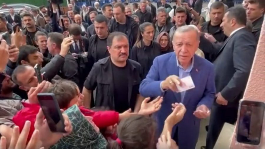 STOP CADRU Erdogan le-a împărțit bani celor care l-au așteptat la secția de votare. Din mulțime i s-a pupat mâna!