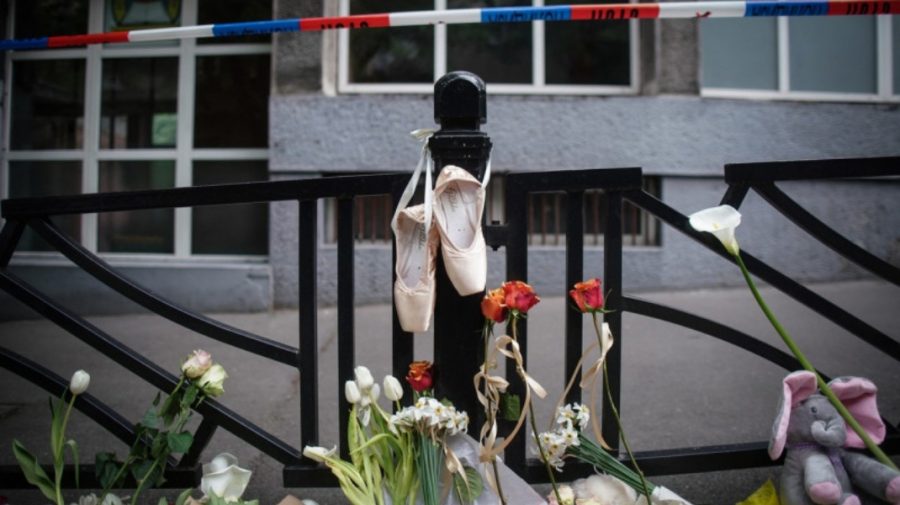 FOTO Mii de oameni s-au adunat în fața școlii din Belgrad: 57 de gloanțe au fost trase pentru a ucide 8 copii…