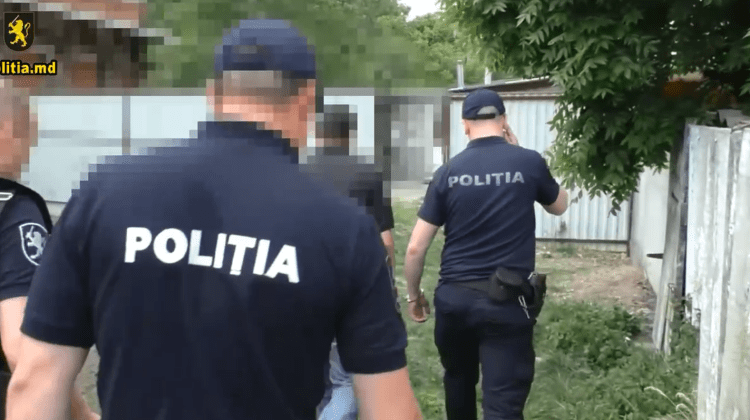 VIDEO Cadavrul unui bărbat, găsit la Dondușeni. Prietenul de pahar l-ar fi bătut până la moarte
