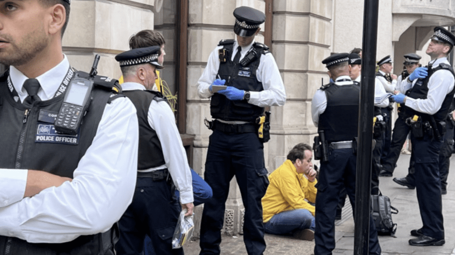 FOTO Liderul unei grupări antimonarhiste – arestat la Londra. S-a întâmplat înainte de încoronarea Regelui Charles