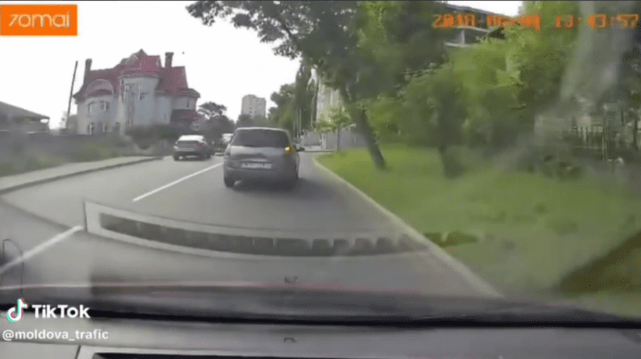VIDEO Momentul impactului de la Buiucani: O depășire neregulamentară și în apropiere de intersecție