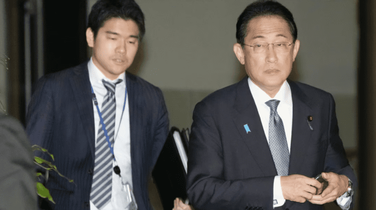 FOTO Premierul Japoniei şi-a demis fiul din postul de secretar pentru o petrecere scandaloasă