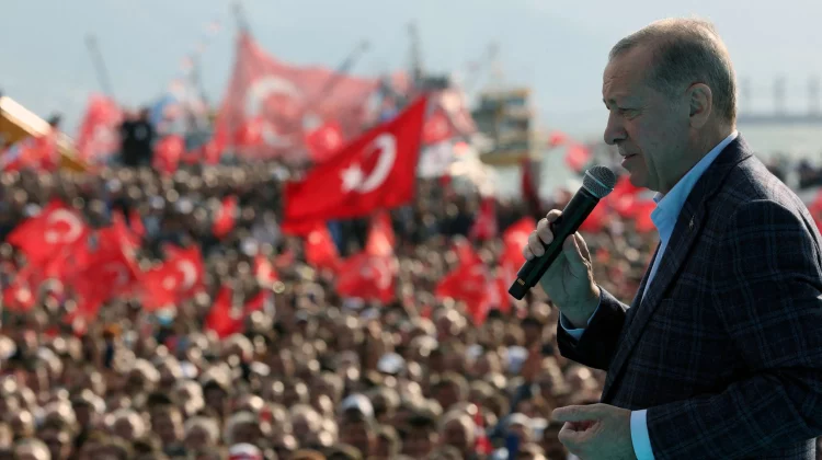 Înainte de alegerile din 14 mai, Erdogan anunță că mărește salariile cu 45% la sute de mii de angajați