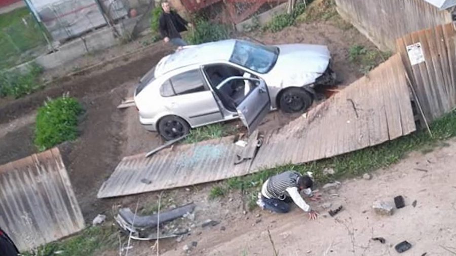 VIDEO Mașină zburătoare! Momentul în care un automobil decolează de pe un pod și aterizează în curtea unei case
