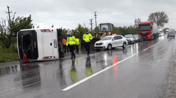 VIDEO Un autocar cu 30 de persoane s-a răsturnat în Buzău. Sunt zeci de răniți