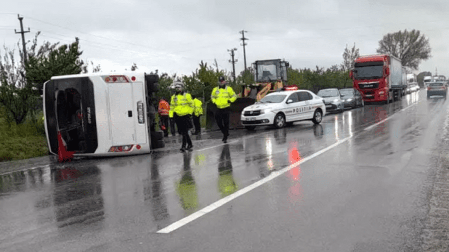 VIDEO Un autocar cu 30 de persoane s-a răsturnat în Buzău. Sunt zeci de răniți