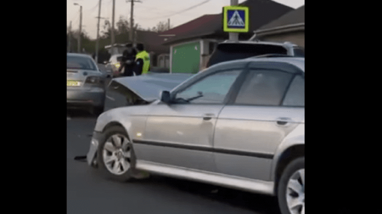 VIDEO Accident pe o trecere de pietoni din Peresecina: Trei mașini, implicate