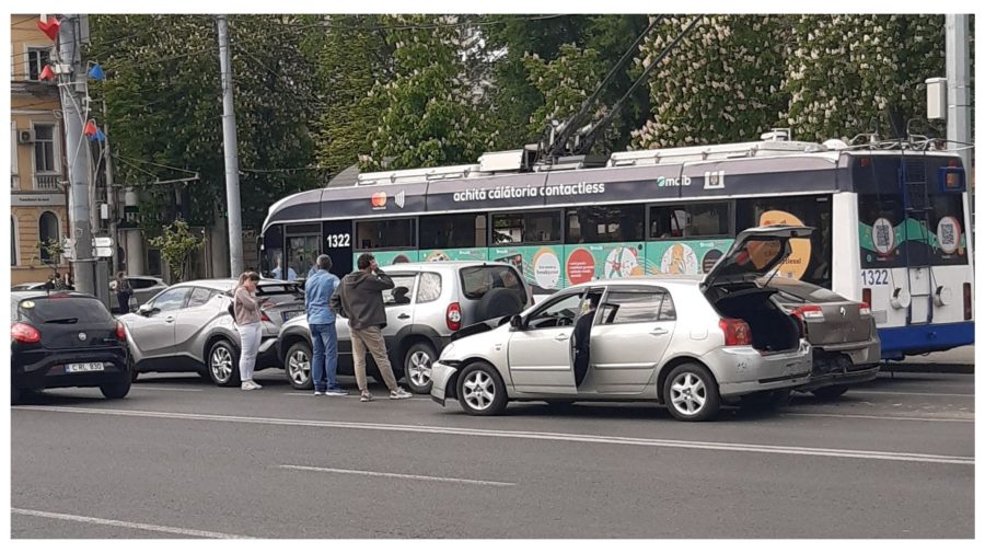 FOTO, VIDEO Ghionion pentru mai mulți șoferi! Și-au avariat mașinile în centrul Capitalei