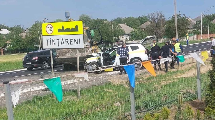 FOTO, VIDEO O mașină de poliție a fost avariată de tractorul „Summitului CPE”. Polițiștii au fost îngrijiți medical