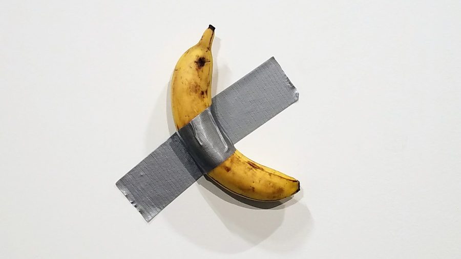 Banana de 1000 de euro, lipită cu bandă adezivă de perete, a fost mâncată. Coaja, lăsată să fie „admirată”