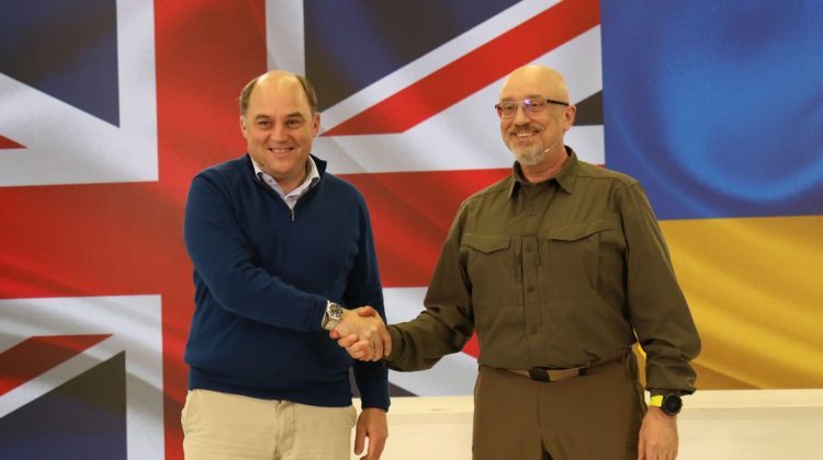 Ministrul britanic al Apărării întreprinde o vizită neanunțată la Kiev. Mesajul lui Wallace pentru Putin
