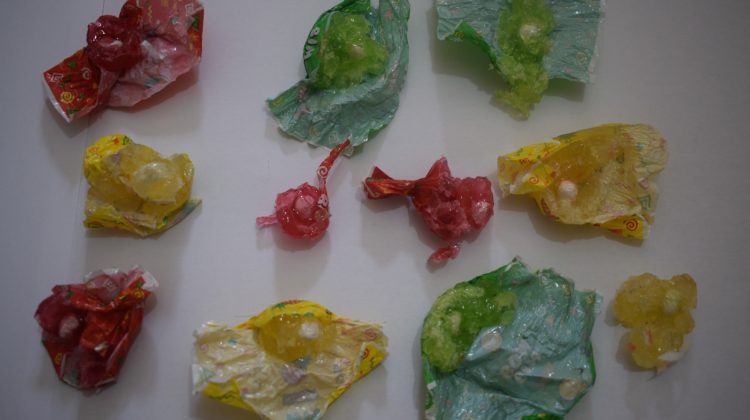 FOTO Droguri camuflate în bomboane – trimise unui deținut! Cine a vrut să-l „îndulcească”