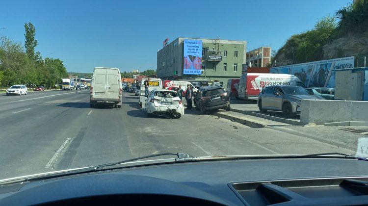 FOTO Trei mașini – implicate în accident pe Calea Moșilor. Poliția vine cu detalii