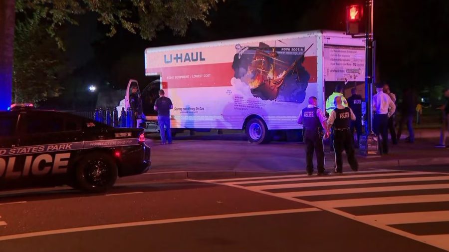 Securitatea americană, în alertă! VIDEO cu un camion care a intrat în gardul de protecție a Casei Albe