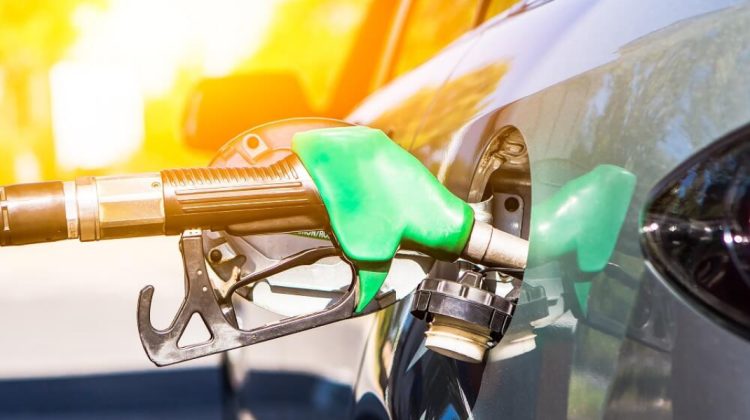 Motorina se scumpește cu 5 bani. Cât va costa joi un litru de benzină