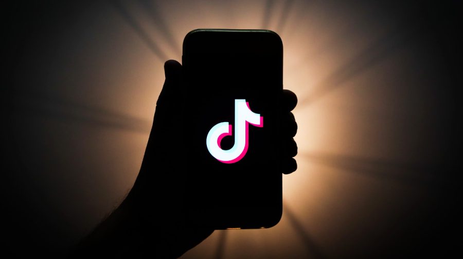 O adolescentă de 14 ani a murit după ce a urmat mai multe provocări pe TikTok
