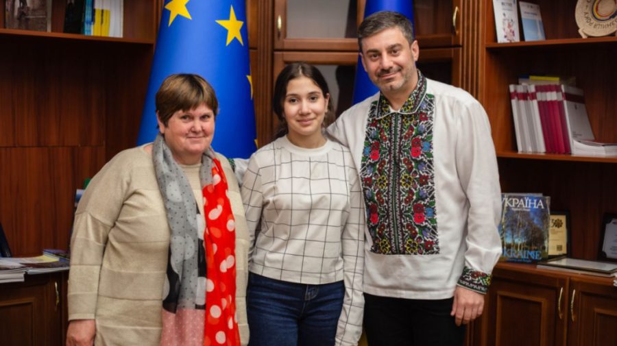 FOTO Emoții și lacrimi de fericire! Ucraina a reușit să readucă în țară o fetiță deportată forțat în Rusia