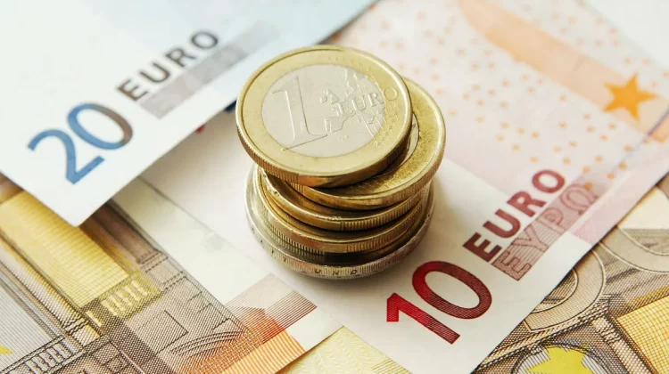 Curs valutar 17 august: Euro se scumpește cu 2 bani. Crește și prețul dolarului