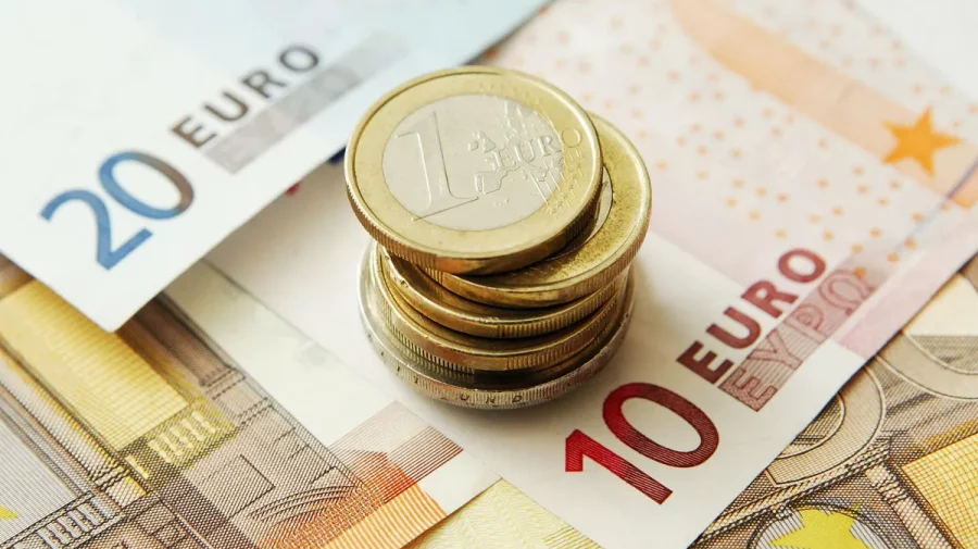 Curs valutar 19 septembrie. Prețul monedei euro crește cu 4 bani. Dolarul la fel se scumpește