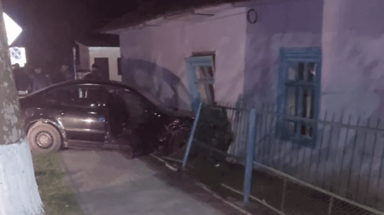 FOTO Două mașini au fost implicate în accident, la Drochia. Una dintre ele a „zburat” într-o casă