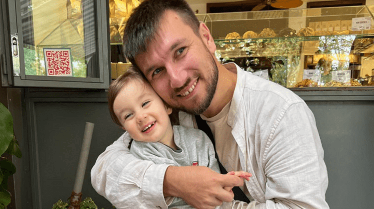 ”Bunica a întrebat de ce nu întinde mânuțele” – Momentul care a schimbat viața unei familii. Fiica are un sindrom rar