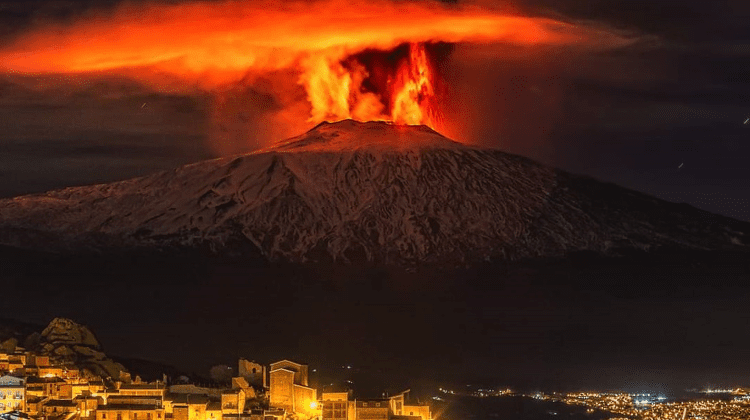 VIDEO Cod portocaliu în Sicilia: Vulcanul Etna s-a trezit și erupe din nou