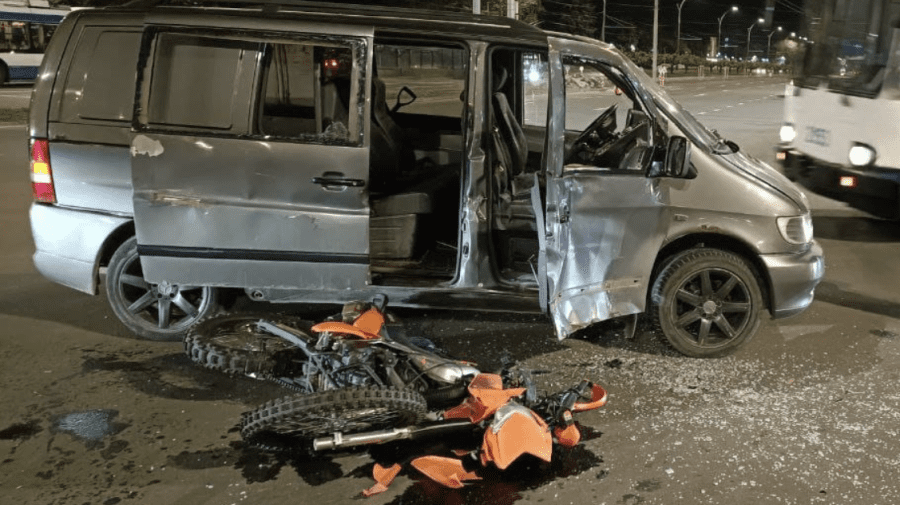 FOTO după ce o motocicletă s-a tamponat cu un microbuz, în Capitală. Șoferul a fost transportat la spital