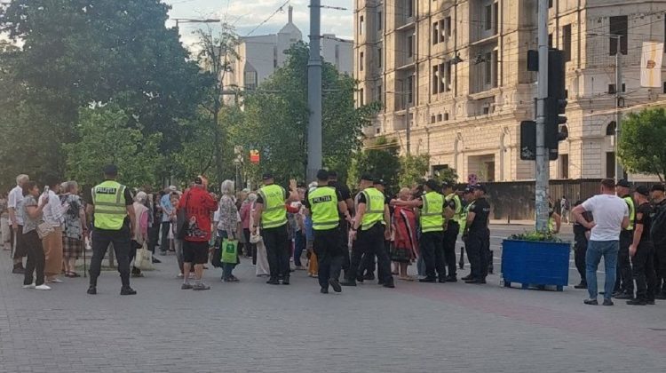 VIDEO Haos! Mai mulți trecători din Capitală s-au luat la ceartă cu polițiștii, din cauza restricțiilor de circulație