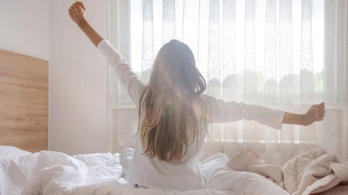 Ce se întâmplă cu corpul tău, când te trezești constant la 6 dimineața? Află dacă să-ți setezi alarma pe mâine