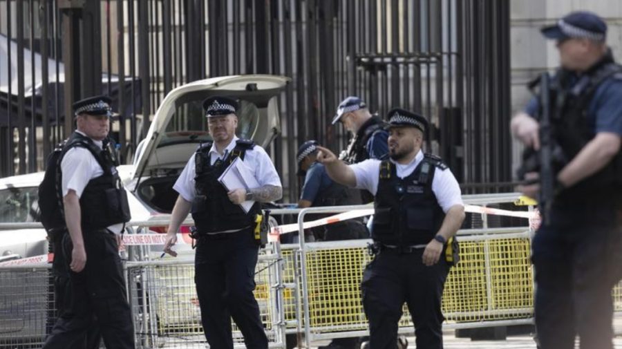 Bărbatul, care a dat în poarta reședinței premierului britanic, acuzat de fotografierea copiilor în ipostaze indecente